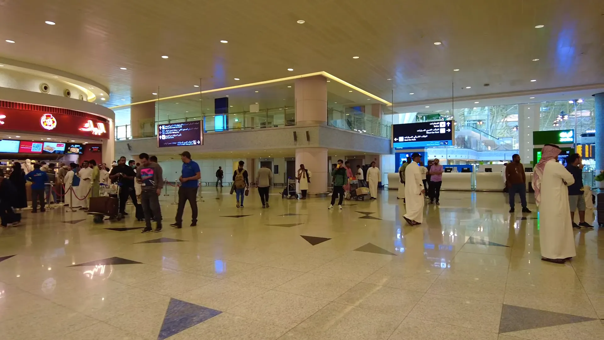 VAT refund for tourists in Saudi Arabia 2025 with eligibility checklist: non-GCC resident, SAR 1000 minimum spend, valid invoice.