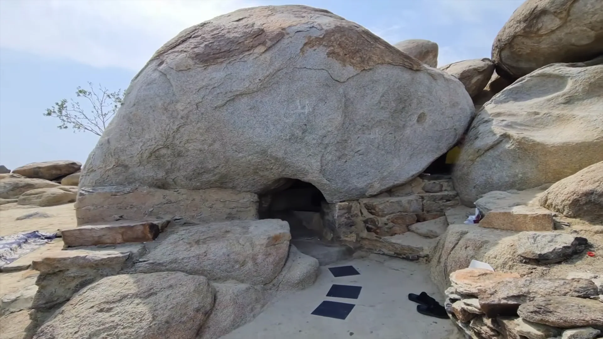 Jabal Thawr 2026 Guide: Cave of Refuge, Miracles & Visitor Tips 1 Jabal Thawr cave in Makkah where Prophet Muhammad ﷺ hid during Hijrah with Abu Bakr (RA), showing sacred mountain trail in 2025