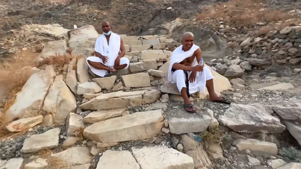 Jabal Thawr 2026 Guide: Cave of Refuge, Miracles & Visitor Tips 3 Steep hiking trail up the rocky mountain leading to the Cave of Hijrah
