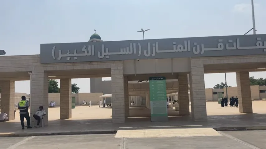 Qarn al-Manazil 3 Miqat guidance for Najd route pilgrims including Riyadh and Gulf travelers with when to enter ihram and common travel-app naming