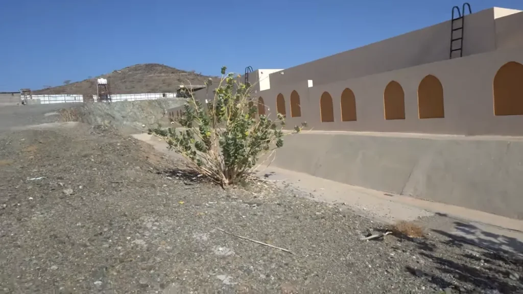 Miqat Dhat Irq 6 Miqat stop in Taif Governorate northeast of Makkah with commonly cited 90 km distance, why other numbers appear, and what matters for pilgrims on that route.