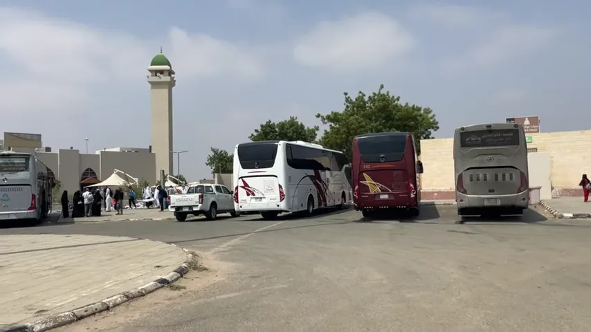 Qarn al-Manazil 6 Al-Sayl al-Kabeer miqat location on Taif–Makkah road with map logic explaining valley area vs mosque point for ihram stop